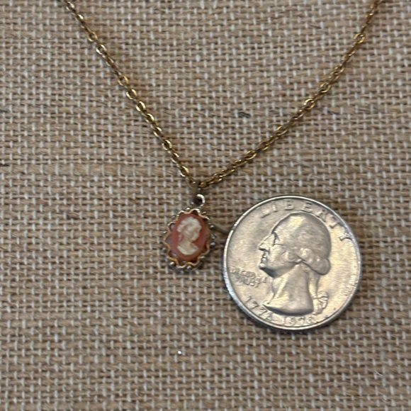 Necklace Cameo Pendant 15 inch Delicate Gold Tone Vintage - Picture 2 of 3